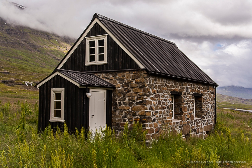 Historic house in Reyðarfjorður. Nikon D810, 44 mm (24-120.0 mm ƒ/4) 1/80 sec ƒ/8 ISO 64 